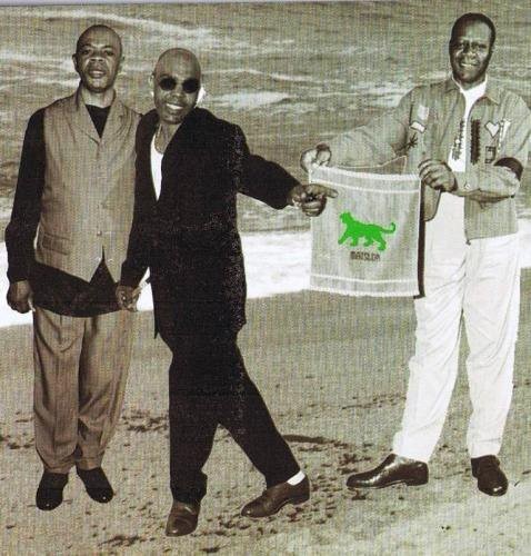 Au centre, Stervos Niarcos. A sa droite, Papa Wemba. Source : mbokamosika.com