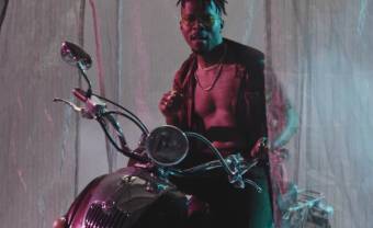 Sex, saxophone et retrofuturisme pour le nouveau clip de Pierre Kwenders