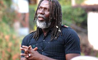 Un concert, une école : l’African Revolution de Tiken Jah Fakoly passe par l’éducation