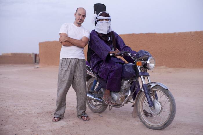 Chris Kirkley, fondateur du label, avec Mdou Moctar guitariste d’Agadez