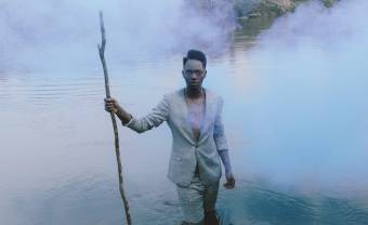 Découvrez l’hypnotisant nouveau clip de Baloji et gagnez des places pour son concert à Paris