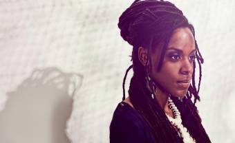Akua Naru sort un nouvel album, entre féminisme et poésie
