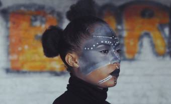 Découvrez le nouveau clip hybride d’Esinam
