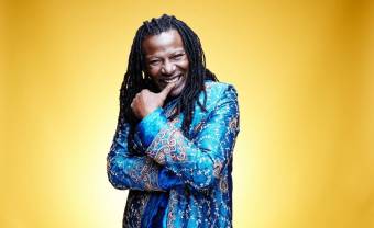 Alpha Blondy rappelle l’unité du genre humain, et s’entoure de ténors de la chanson africaine