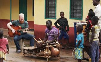 Le grand xylophoniste ghanéen Isaac Birituro collabore avec le producteur anglais Sonny Johns