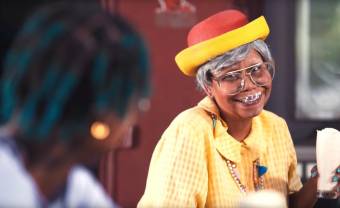 Le clip ‘Young Boy’ de Calypso Rose est une ode à la jeunesse pleine d’humour