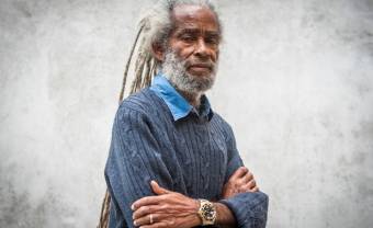 La légende du reggae Max Roméo est de retour avec un nouvel album, Words from the Brave