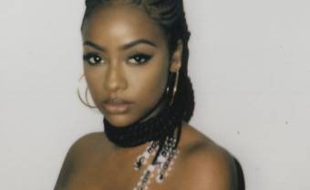 Justine Skye prolonge l’été tout en douceur avec Bare With Me