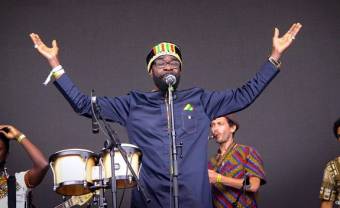 Pat Thomas retrouve le Kwashibu Area Band pour un second album commun, Obiaa!