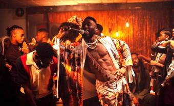Kojey Radical embarqué dans une soirée rétro dans le clip ‘Cashmere Tears’