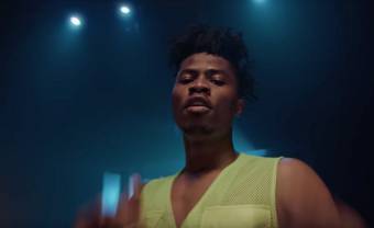 Kwesi Arthur se livre dans le clip de ‘Zombie’