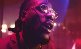 Burna Boy en irrésistible séducteur dans le clip de &lsquo;Omo&rsquo;