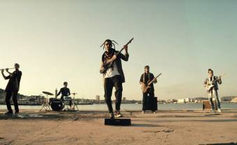 En prélude de leur prochain album, Aywa partage le clip estival de &lsquo;Lmouja&rsquo;