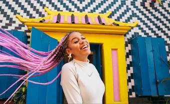 Sho Madjozi affirme plus que jamais ses origines dans le clip de ‘Kona’