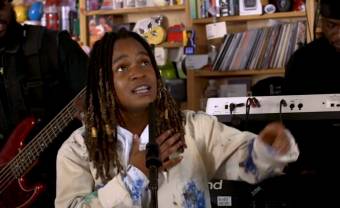 Koffee chante son ‘Raggamuffin’ chez Tiny Desk