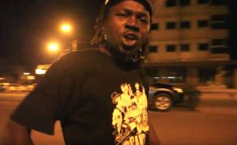 Art Melody déambule la nuit à Ouagadougou dans le clip ‘Zoe Wogdog’