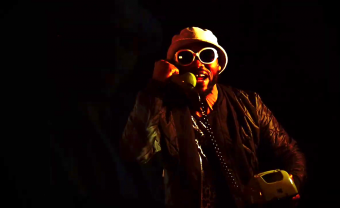 Sandy B projette son kwaito dans le clip de ‘Qhum Qhaks’
