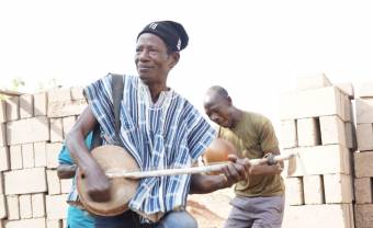 Glitterbeat Records annonce un nouvel album du trio fra fra, enregistré live au nord du Ghana