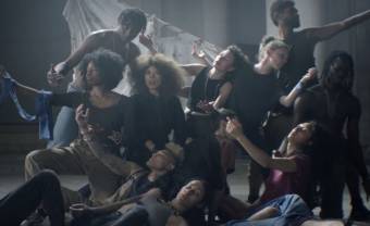 Flavia Coelho s’insurge dans le clip embrasé de “Cidade Perdida”