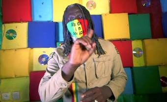 Tiken Jah Fakoly chante « Corona » pour barrer la route au virus