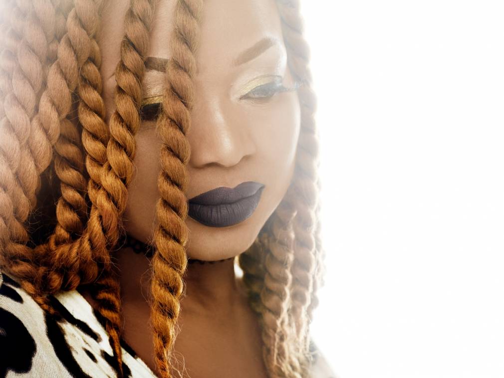 Oumou Sangaré announces Acoustic, an album recorded under live conditions