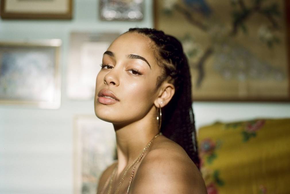 Jorja Smith excelle sur « Rose Rouge », réinterprétation jazz du classique de St Germain