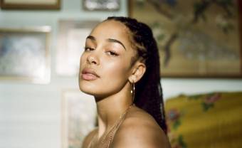 Jorja Smith excelle sur « Rose Rouge », réinterprétation jazz du classique de St Germain
