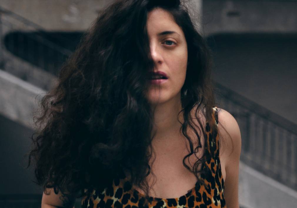 DJ Carie annonce son nouvel EP avec « Bisou Français »