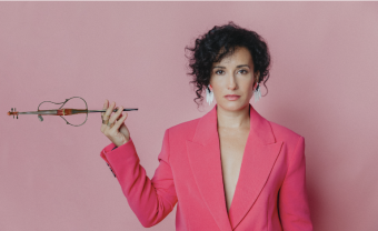 Nesrine se dévoile en solo
