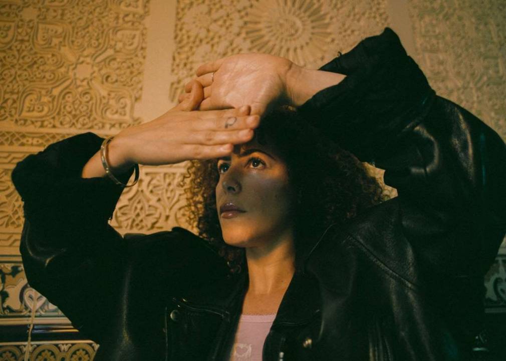 Sabrina Bellaouel renoue avec la matière charnelle de ses chansons