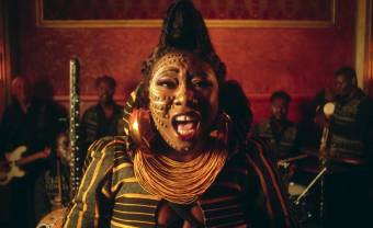 La jeune griotte malienne Djely Tapa dévoile le clip « Home »
