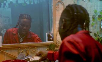Rema en lover dans le clip de « Woman »
