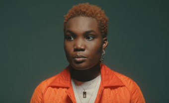 Arlo Parks dévoile l’envoûtante « Caroline »