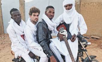 Mdou Moctar annonce l’album Afrique Victime avec un nouveau clip