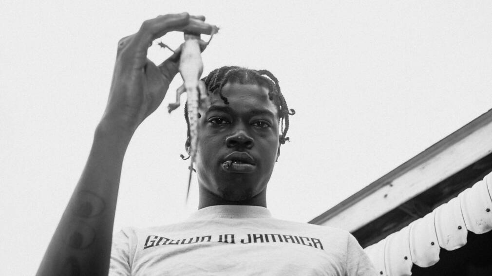 Skillibeng invite Popcaan, Spice et Bobby Shmurda sur son album Crocodile Teeth