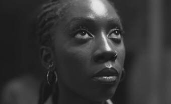 Lex Amor dévoile le visuel hypnotique de « Rocks »