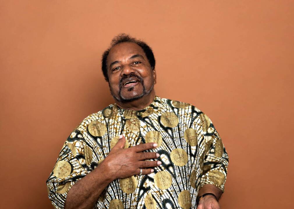 Bonga, la voix d’or de l’Angola, nous revient depuis la cour de son enfance