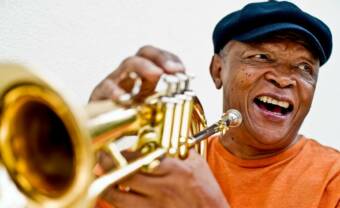 Les artistes sud-africains rendent hommage à Hugh Masekela