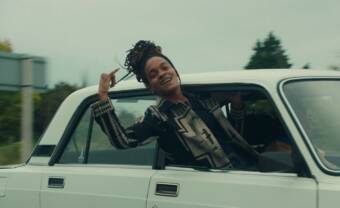 Koffee annonce son premier album avec le clip de « Pull Up »