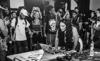 700 Bliss, l’alliance de Moor Mother et DJ Haram, annonce son premier album