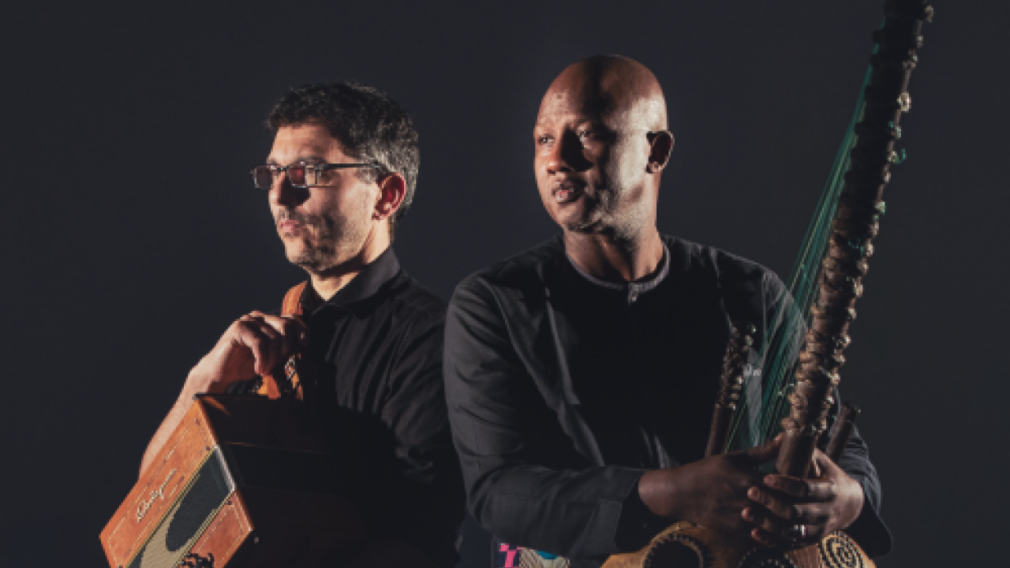 Le koraïste Ablaye Cissoko s’associe à l’instrumentiste itinérant Cyrille Brotto sur un Instant