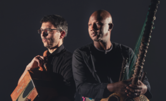 Le koraïste Ablaye Cissoko s’associe à l’instrumentiste itinérant Cyrille Brotto sur un Instant