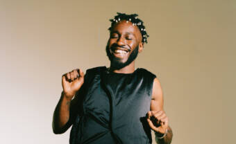 Un Kojey Radical radieux sur Reason to Smile