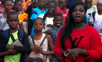 Vesko et Maïmouna Soumbounou se font porte-parole d’une jeunesse délaissée dans « Sini »