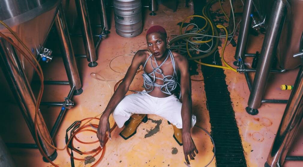Authentically Plastic sort son premier album chez Hakuna Kulala